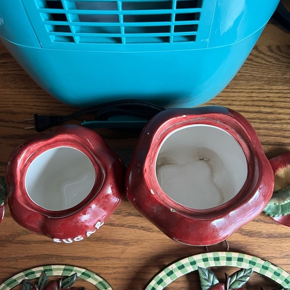 4 pc Apple Canisters and Apple Oval Trivets - Picture 6 of 6